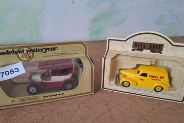 Afbeelding van Matchbox / Lledo Matchbox Y-1 1936 Jaguar SS100 & Lledo Ford Model T 'Shell BP' set van twee (1:47 / 1:64)