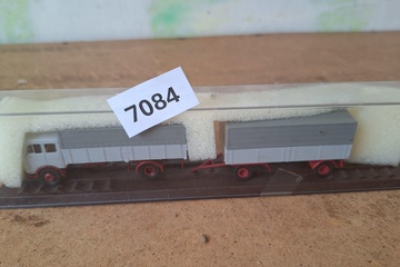 Afbeelding van Brekina Mercedes-Benz vrachtwagen met aanhanger huif grijs (1:87)