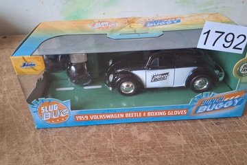 Afbeelding van Punch Buggy Jada Volkswagen Beetle & Boxing Gloves modelauto