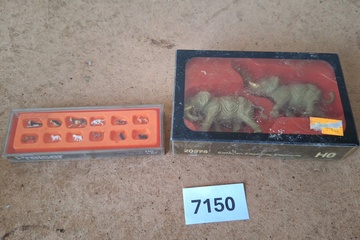 Afbeelding van Preiser Assortiment miniatuurfiguren waaronder olifanten en huisdieren, set van twee doosjes (1:87)