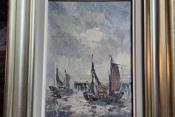 Afbeelding van Schilderij van vissersboten op een onstuimige zee bij een houten staketsel, gesigneerd door Emile Lammers – Lot 162