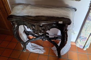 Afbeelding van Versierde houten tafel