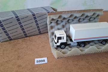 Afbeelding van Conrad, MAN F90 Silent Semi-Truck Tractor met 2-assige gesloten oplegger White, 1:50