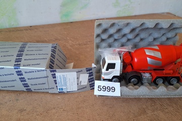 Afbeelding van Conrad, Volvo F12 Intercooler 4-assige Betonmixer Orange/White, 1:50