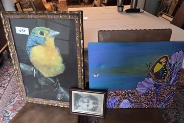Afbeelding van Set bestaande uit een grote ingelijste vogelprent, een kleurrijk schilderij van een vlinder bij paarse bloemen en een klein zwart-wit portret – Lot 130