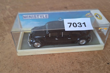 Afbeelding van Momaco Ministyle Volkswagen Cox Limousine (4-deurs Kever) 1:43