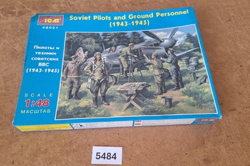 Afbeelding van ICM Soviet Pilots and Ground Personnel (1943 1945) Scale 1:48