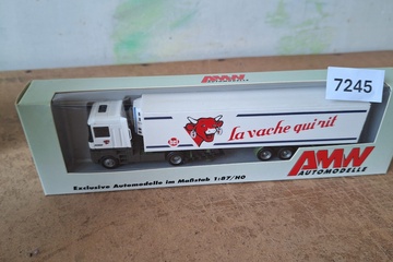 Afbeelding van AWM Volvo 'La vache qui rit' vrachtwagen met oplegger (1:87)
