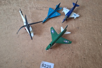 Afbeelding van Verzameling miniatuur gevechtsvliegtuigen en helikopter (set van 4 stuks)