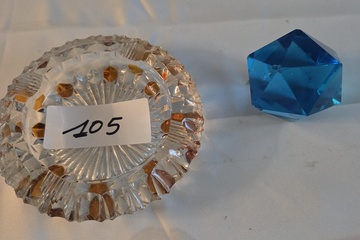 Afbeelding van Set bestaande uit een glazen asbak met goudkleurige accenten en een blauw geometrisch decoratiestuk – Lot 105
