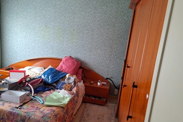 Afbeelding van Slaapkamermeubels incl bed met matras en kleerkast (excl inhoud), nachtkastjes ed    
