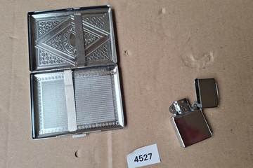 Afbeelding van Sigarettendoosje en aansteker