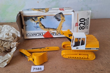 Afbeelding van JCB 820 Crawler Excavator rupsgraafmachine model met doos (1:35)