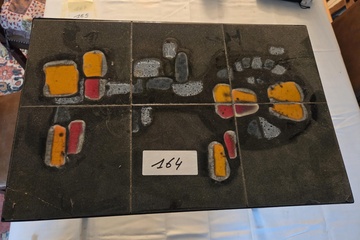 Afbeelding van Salontafel met een ingelegd patroon van abstracte, meerkleurige geglazuurde tegels – Lot 164