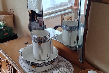 Afbeelding van Toilettafel met bijhorende spiegel met inhoud