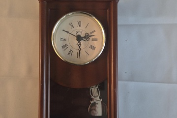 Afbeelding van Kleine regulateur wandklok met witte wijzerplaat en slinger – Lot 93