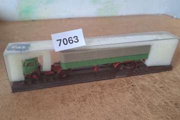 Afbeelding van Brekina IFA W50 trekker met oplegger huif (1:87)