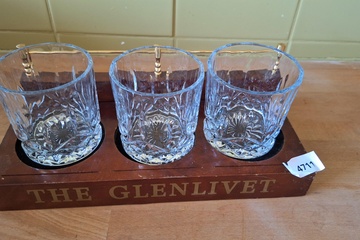 Afbeelding van The Glenlivet Whisky glazen op houten schaal