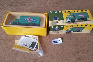 Afbeelding van Vanguards Ford Thames Trader Van "Martini" bestelwagen (1:64)