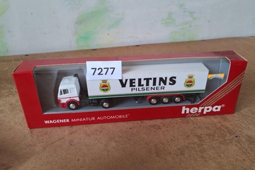 Afbeelding van Herpa Mercedes-Benz SK "Veltins Pilsener" vrachtwagen met oplegger (1:87)