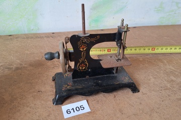 Afbeelding van Antieke miniatuur naaimachine (met florale decoratie) - Gietijzer / Metaal