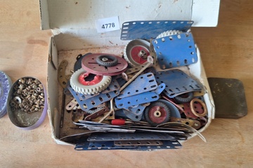 Afbeelding van Doos met Meccano onderdelen