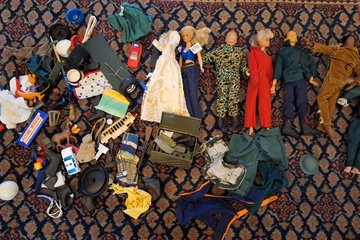 Afbeelding van Lot Barbie poppen, Action man en accesoires