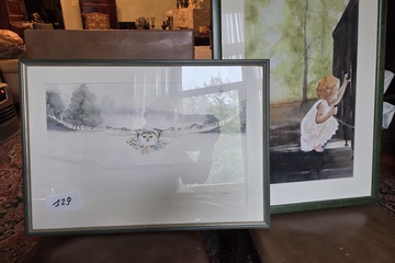 Afbeelding van Set van twee ingelijste aquarellen: een vliegende sneeuwuil en een gehurkt kind bij een houten deur – Lot 129