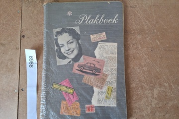 Afbeelding van Plakboek met verschillende oude etiketten