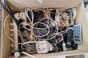 Afbeelding van Partij elektronica,kabels ,telefoons, ed
