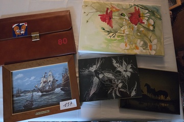 Afbeelding van Kavel diverse wanddecoraties en kunstwerkjes, waaronder een maritieme prent van The Empress of China, een bloemenaquarel en een schrijfmap – Lot 157