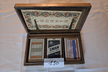 Afbeelding van Houten speelkaartendoos met gedecoreerde binnenzijde, gevuld met drie kaartspellen waaronder Swan 501, CGER en Rega Radio 400 – Lot 150