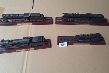 Afbeelding van lot modeltreinen op houten staander