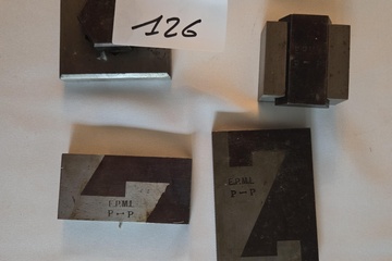 Afbeelding van Vier zware metalen stempels / drukblokken met geometrische vormen en de inscriptie E.P.M.L. P-P – Lot 126