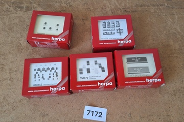 Afbeelding van Herpa Assortiment vrachtwagenonderdelen waaronder spiegels en zwaailichten, set van pf doosjes (1:87)