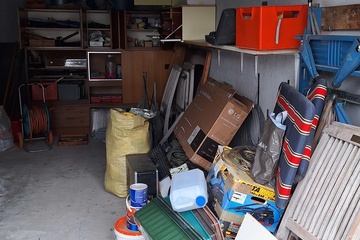 Afbeelding van Volledige inhoud Garage oa schermen, gereedchap, houten planken ed goed bereikbaar aan openbare weg
