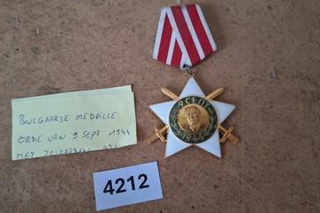 Afbeelding van Bulgaarse medaille Orde van 9 ept 1944 met zwaarden