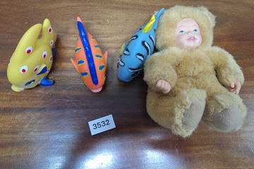 Afbeelding van Plastic vissen en knuffel