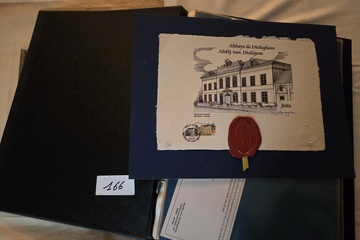 Afbeelding van Twee zwarte mappen gevuld met documenten en herdenkingskaarten – Lot 166