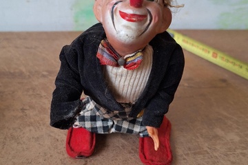 Afbeelding van Clown pop (zittend model met stoffen kleding) - Kunststof / Gemengd materiaal