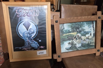 Afbeelding van Set van twee ingelijste werken: een Spawn stripboekomslag poster en een klassiek tafereel van wasvrouwen aan de waterkant – Lot 131