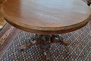 Afbeelding van Eikenhouten tafel met houtsnijwerk