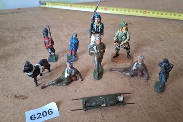 Afbeelding van Verzameling militaire miniatuurfiguren (set van 10 stuks met brancard en hond)