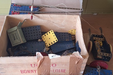 Afbeelding van Doos met Meccano onderdelen