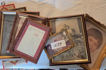 Afbeelding van Stapel diverse fotolijsten met zwart-wit portretten, trouwfoto's en een ingelijste Franstalige tekst – Lot 139