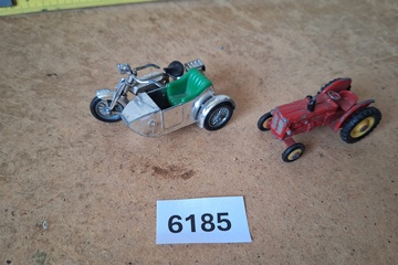 Afbeelding van Motorfiets met zijspan en miniatuur landbouwtrekker (set van 2 stuks)