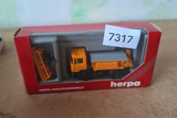 Afbeelding van Herpa MAN F8 "Kommunal Winterdienst" strooiwagen met sneeuwploeg (1:87)