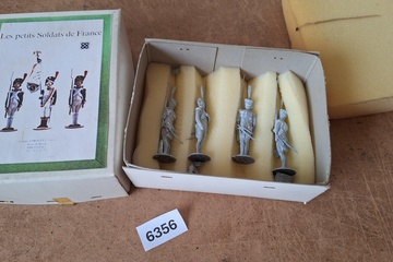 Afbeelding van Les Petits Soldats de France, Tin gegoten miniatuurfiguren (set van 4 stuks officieren met sabel in doos)