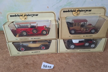 Afbeelding van Matchbox Models of Yesteryear Multi-Pack, 1920 Rolls-Royce Fire Engine / 1912 Rolls-Royce / 1935 Auburn 851 / 1930 Packard Victoria (4 stuks), 1:43