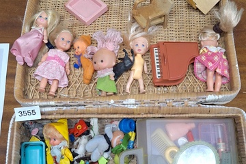 Afbeelding van Houten koffer met kinderspeelgoed